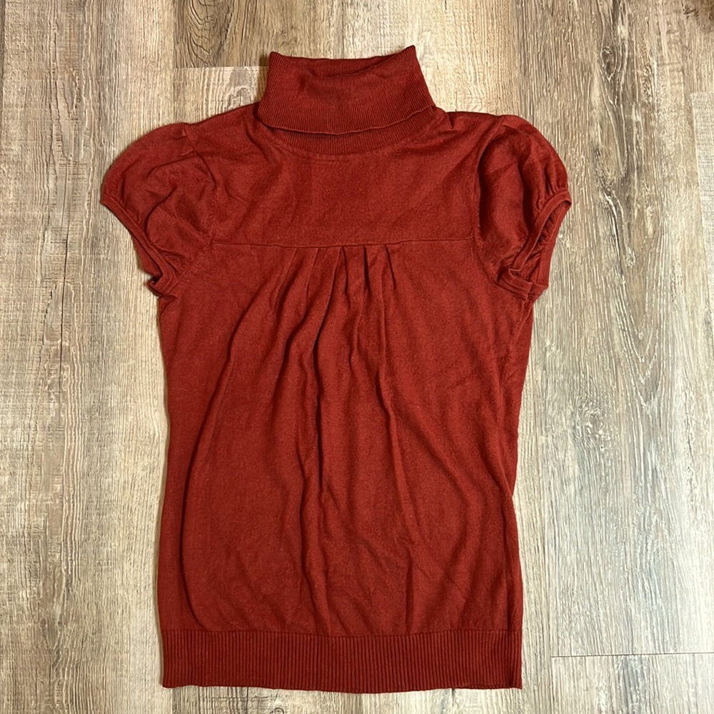 Banana Republic Short Sleeve Turtle Neck in Burnt Orange. Size Small.